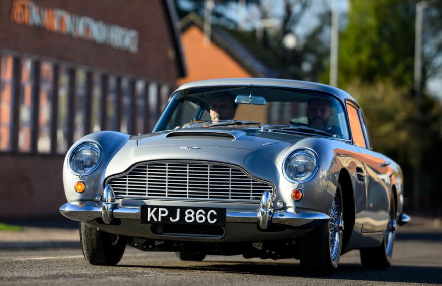 Aston Martin DB5 grise vue avant avec calandre chromée emblématique