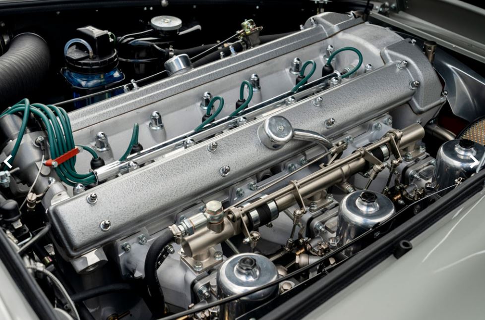 Moteur six cylindres Aston Martin DB5 restauré avec double arbre à cames