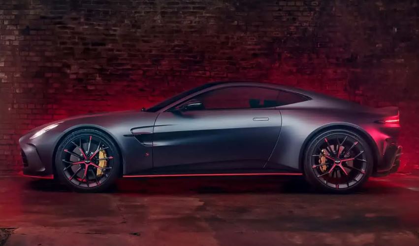 Aston Martin Vantage S de coté