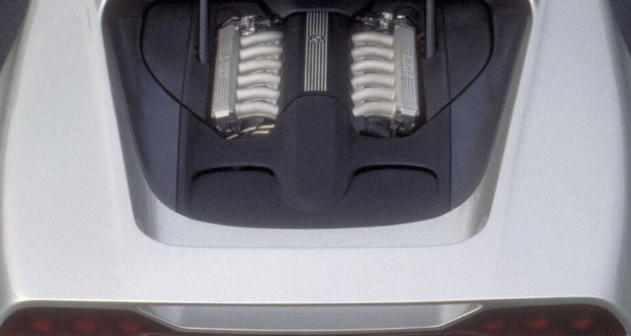 Vue du moteur de la BMW Nazca M12 dans le compartiment moteur