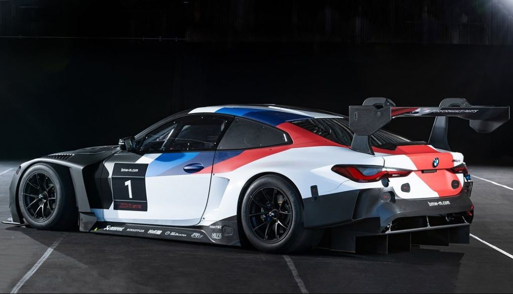BMW M4 GT3 blanche vue avant trois quarts sur circuit