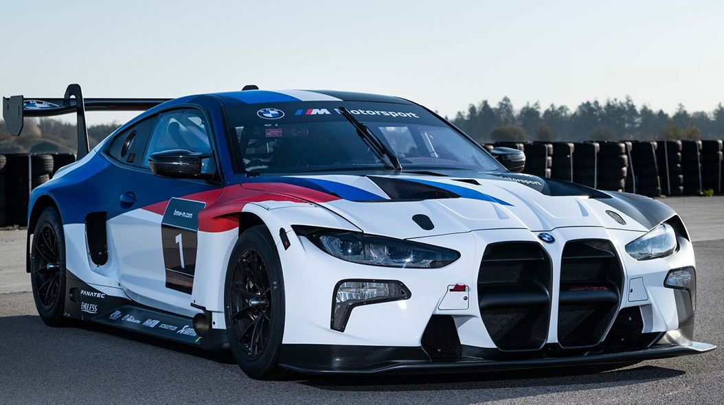 BMW M4 GT3 blanche vue avant trois quarts sur circuit
