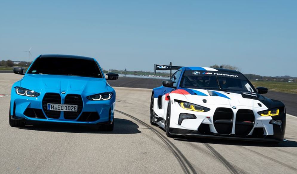 BMW M4 GT3 de course aux côtés d’une BMW M4 bleue sur piste