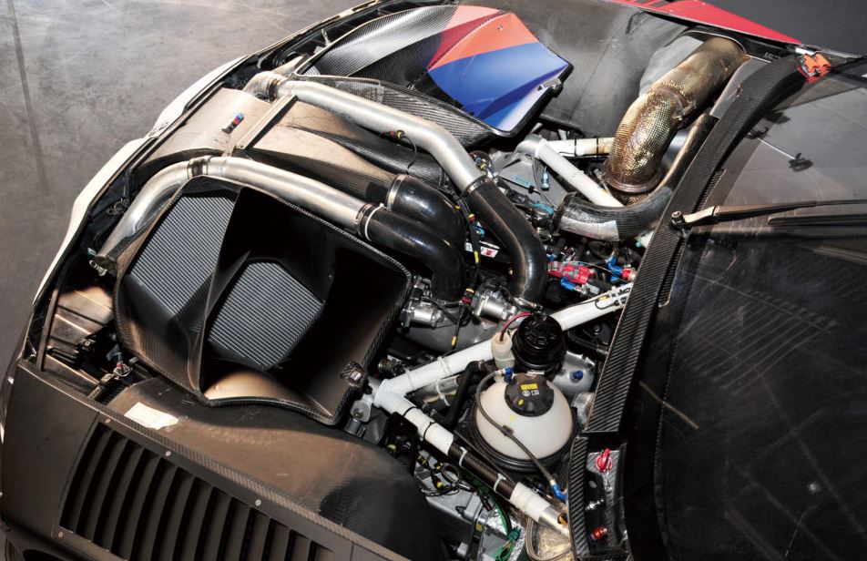 Moteur six cylindres biturbo de la BMW M4 GT3 en carbone apparent