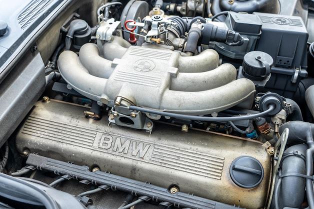 BMW Z1 moteur six cylindres en ligne 2.5 litres BMW M20 compartiment moteur roadster années 80