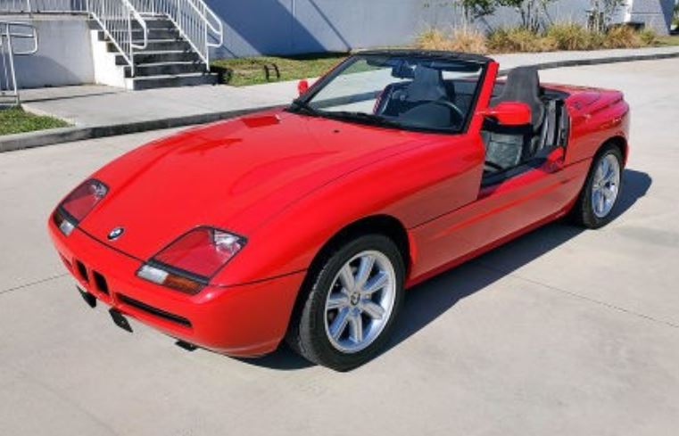 BMW Z1 rouge cabriolet avec portières abaissées roadster BMW années 80 voiture de collection