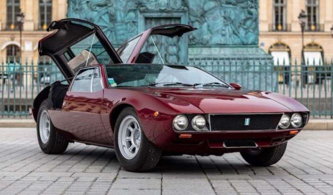 De tomaso Mangusta bordeaux coffres ouverts
