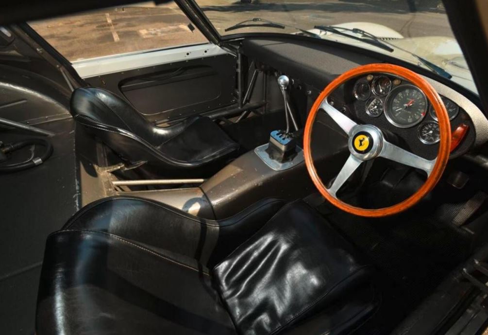 Ferrari 250 GTO blanche intérieur