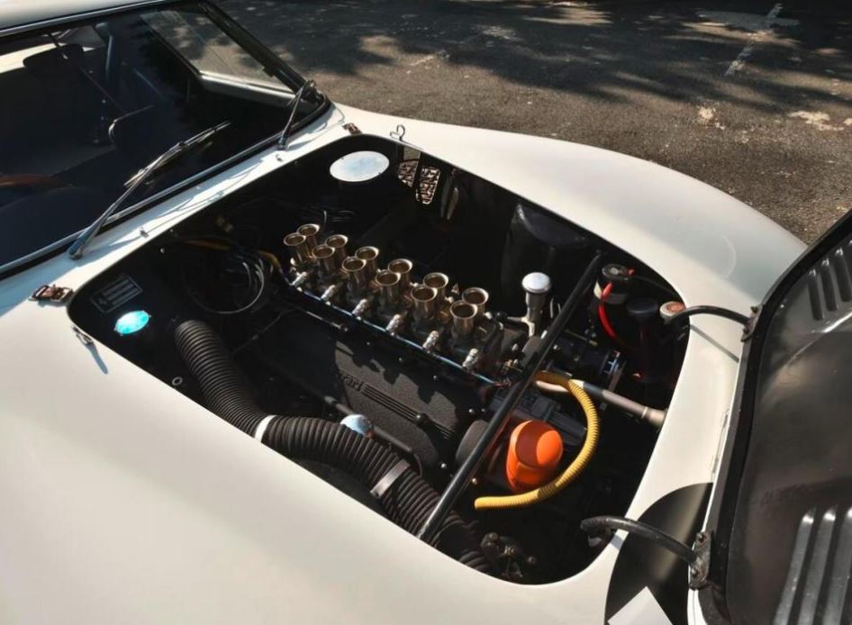Ferrari 250 GTO blanche moteur