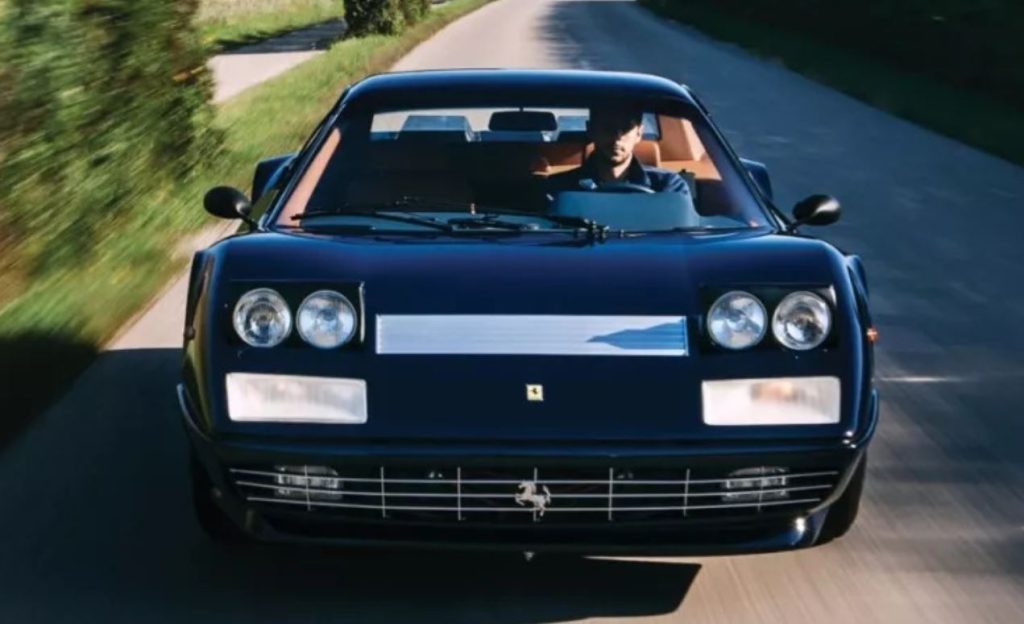 Ferrari 512 BB bleue roulant de face, silhouette emblématique des Ferrari années 70