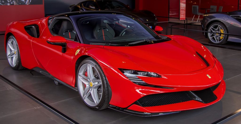 Ferrari SF90 Stradale rouge avant droit
