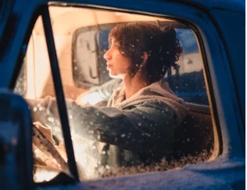 Voitures pour femmes. Femme conduisant un pick up