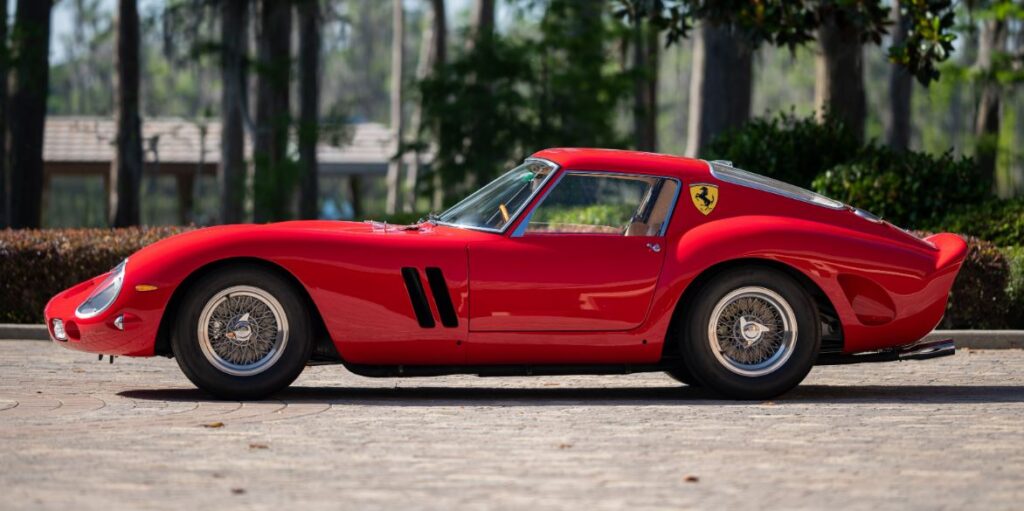 Ferrari 250 GTO rouge de coté