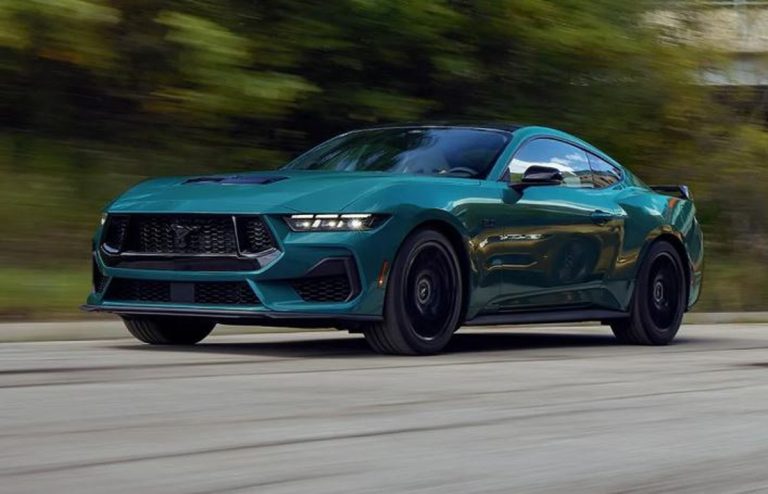 Ford Mustang moderne verte en mouvement vue de face trois quarts sur route avec design sportif
