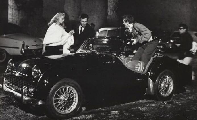 Marcello Mastroiani dans la Dolce vita et sa Triumph TR3