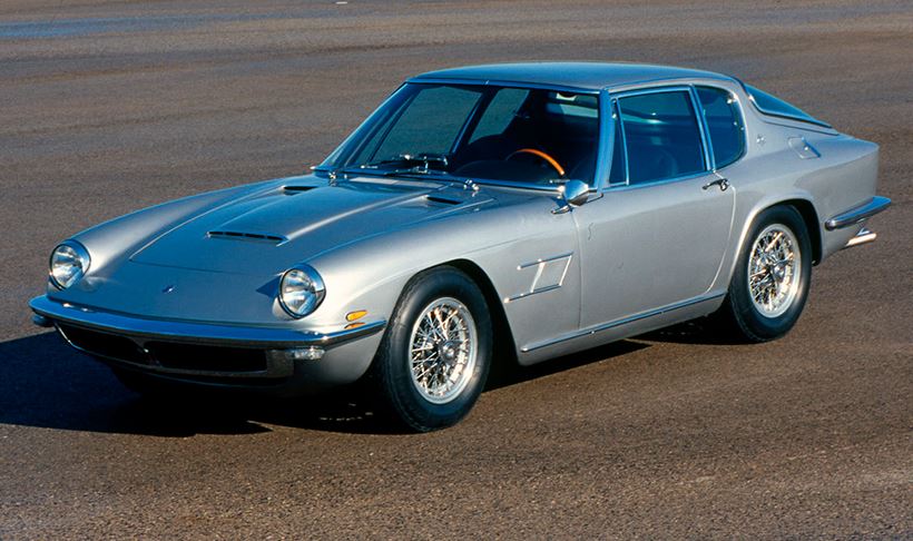 Maserati Mistral coupé argent vue avant trois quarts sur route, GT italienne des années 60