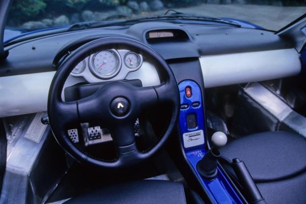 Intérieur du Renault Spider avec tableau de bord minimaliste et poste de conduite sportif