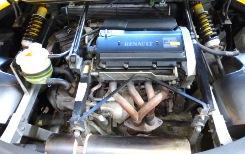 Moteur du Renault Spider monté en position centrale arrière, mécanique sportive apparente