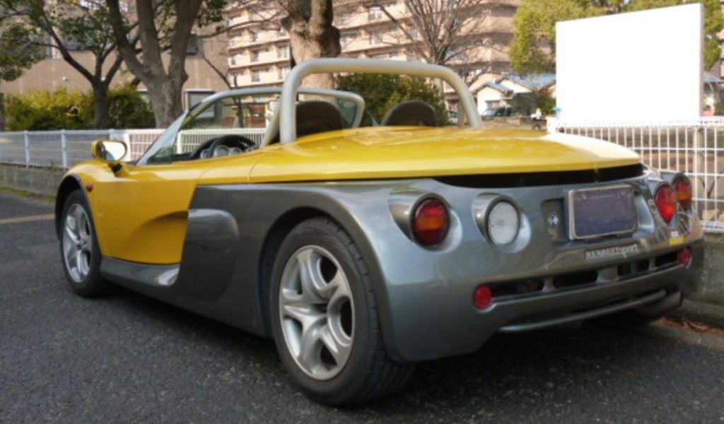 Vue arrière du Renault Spider jaune stationné, roadster atypique photographié au Japon