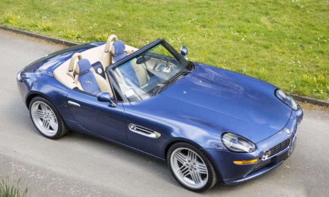 BMW Z8 bleue vue de dessus, roadster décapoté stationné sur une route