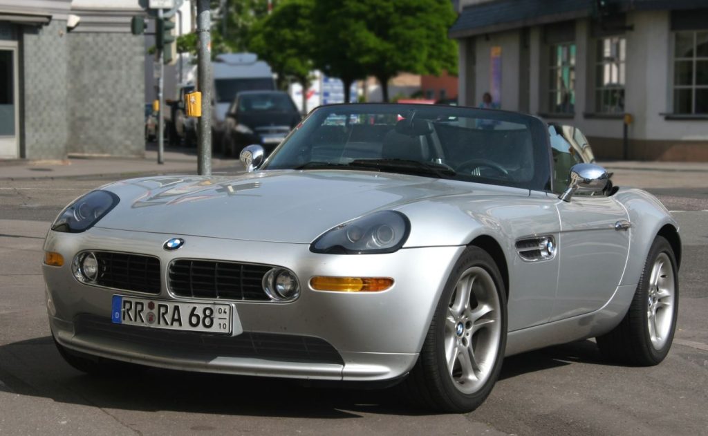 BMW Z8 grise stationnée en ville, vue avant du roadster de collection