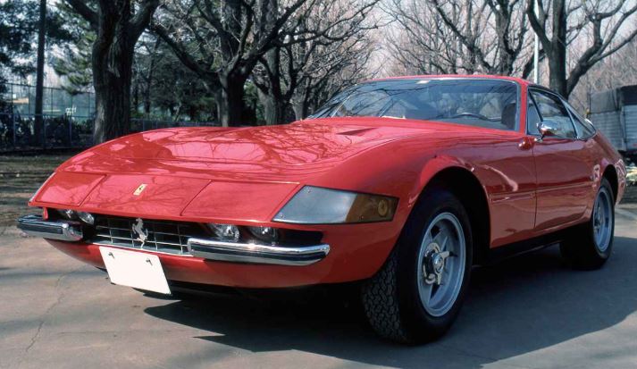 Ferrari 365 GTB/4 Daytona rouge stationnée en ville