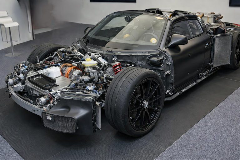 Porsche 918 Spyder partiellement démontée montrant le châssis et la technologie hybride exposée