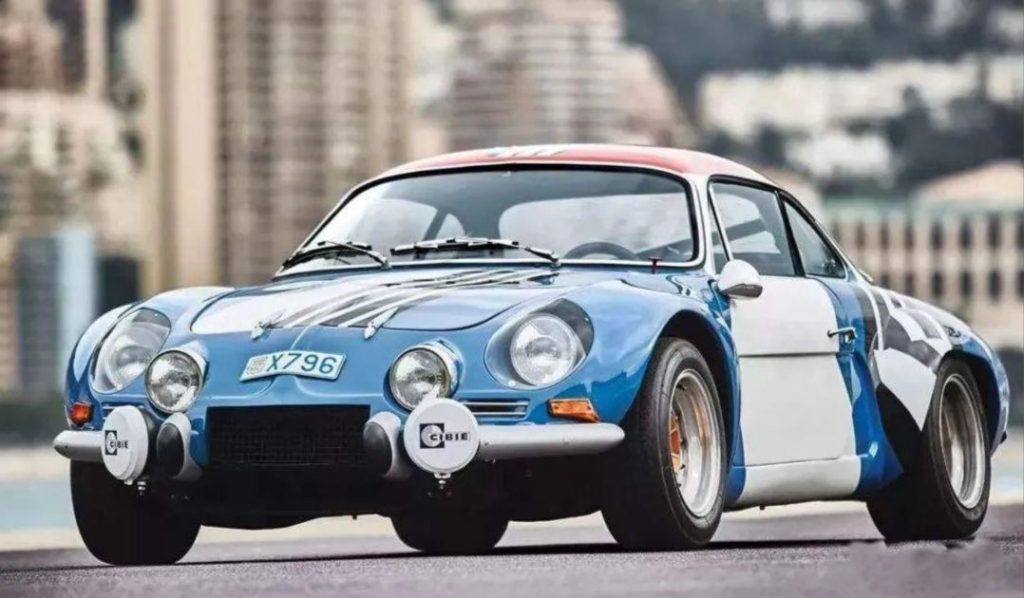 Alpine A110 bleue et blanche en configuration rallye, icône de l’histoire Alpine