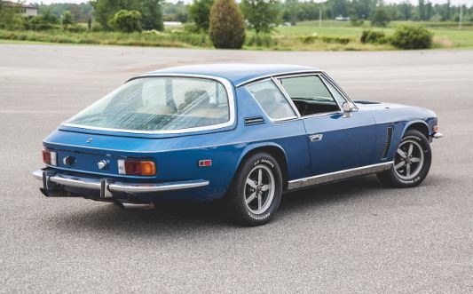 Jensen Interceptor bleue vue arrière trois quarts, grand tourisme britannique des années 1970