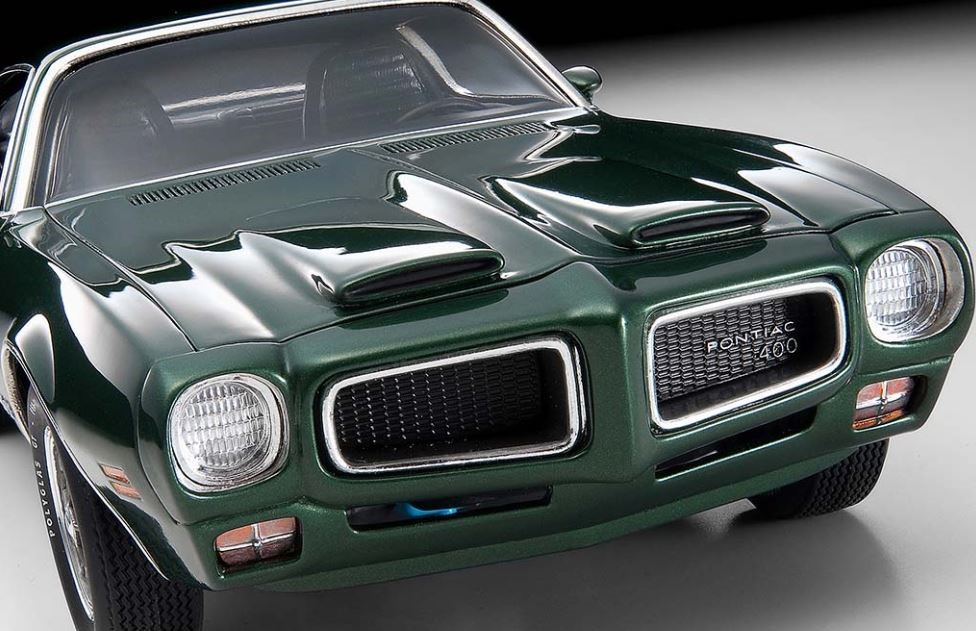 Face avant d’une Pontiac Trans Am verte, double calandre et prises d’air sur le capot