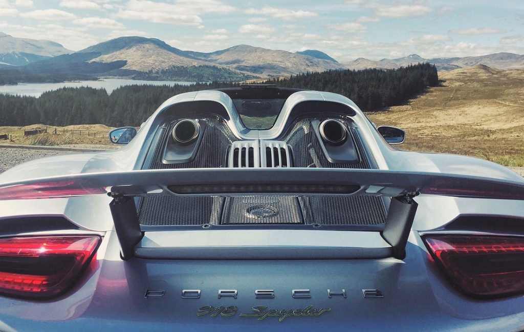 Porsche 918 Spyder vue arrière avec échappements supérieurs et compartiment moteur apparent
