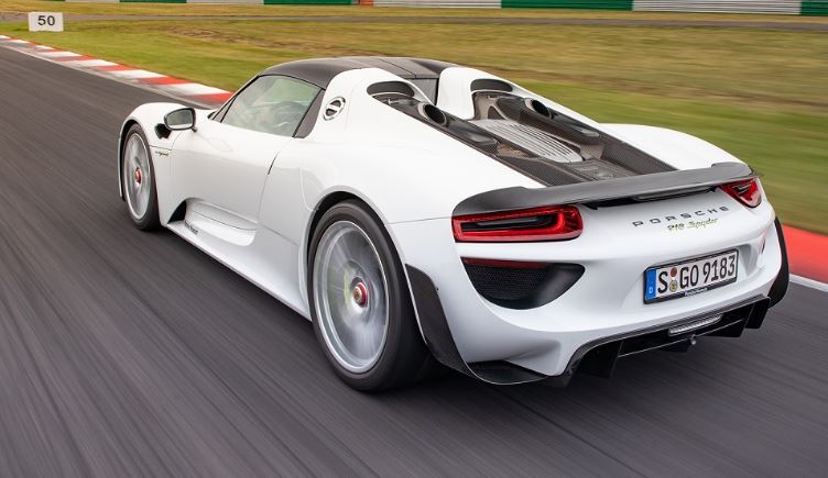 Porsche 918 Spyder blanche sur circuit vue arrière trois quarts avec aileron déployé