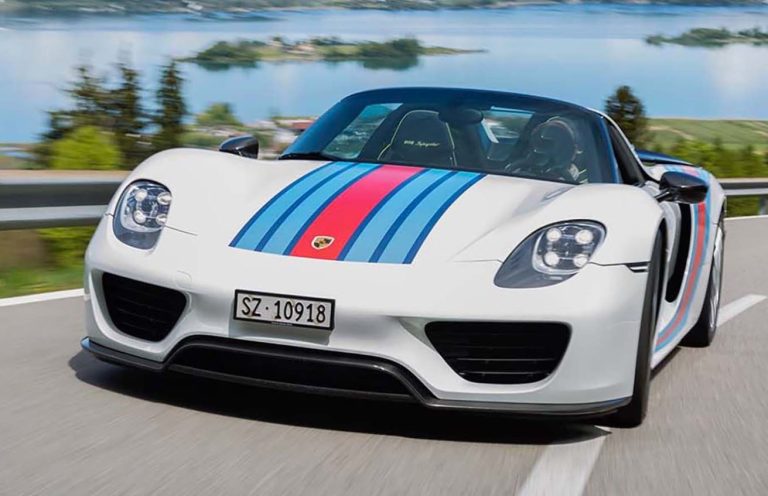 Porsche 918 Spyder blanche en mouvement avec livrée Martini Racing, hypercar hybride de 887 chevaux