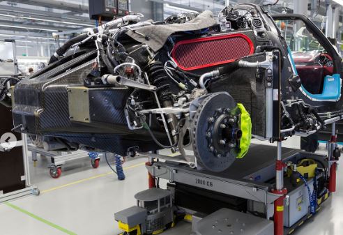 Structure mécanique de Porsche 918 Spyder en usine avec moteur hybride et châssis carbone apparents