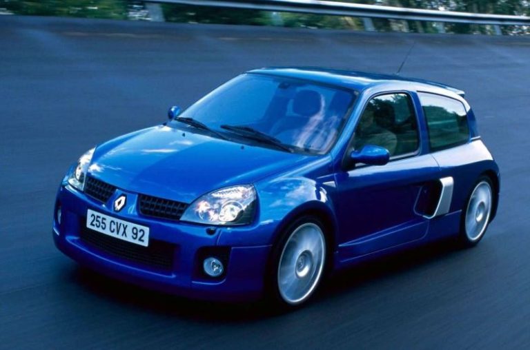 Renault Clio V6 : la petite française devenue supercar de légende