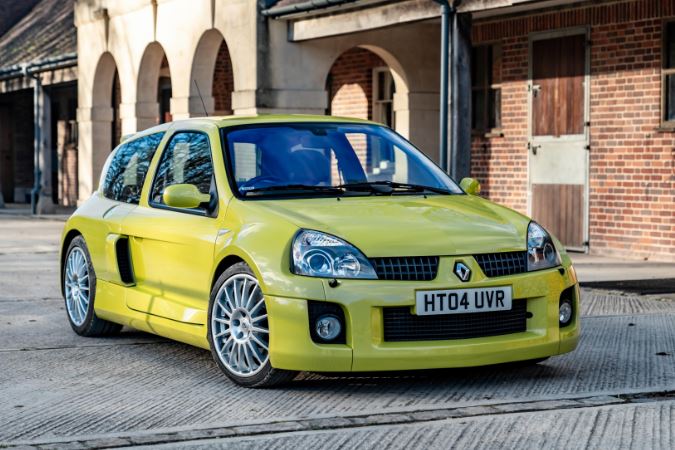 Renault Clio V6 Phase 2 jaune voiture de légende Renault Sport moteur central
