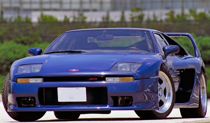Face avant Venturi 400 GT bleue sur parking