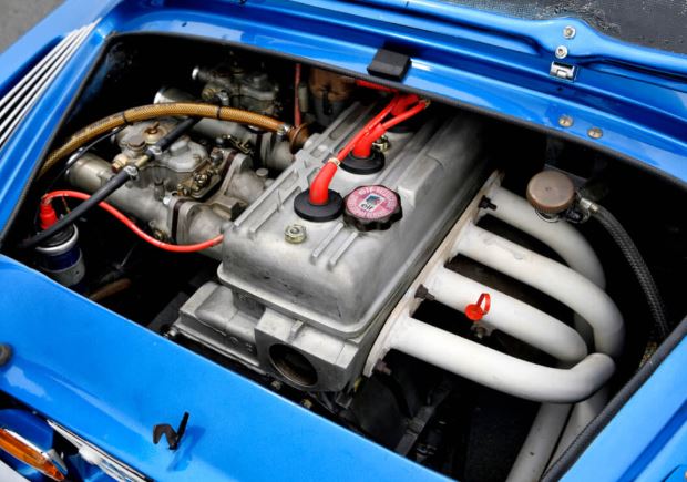 Moteur de l’Alpine A110 berlinette visible sous le capot, mécanique légère et compacte