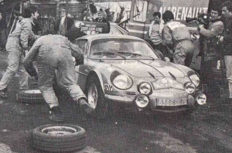 Alpine A110 berlinette en assistance rallye lors d’un changement de pneu historique