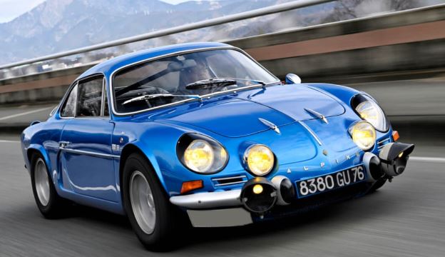 Alpine A110 berlinette bleue roulant sur route, voiture de rallye mythique des années 70