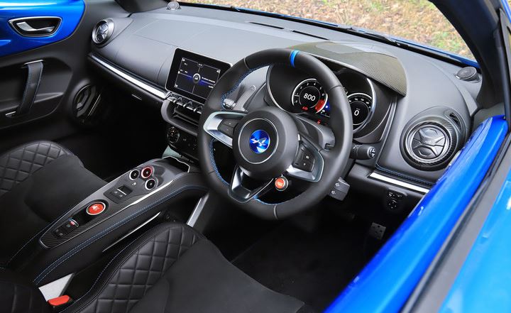 Intérieur de l’Alpine A110 moderne avec poste de conduite sportif et instrumentation numérique