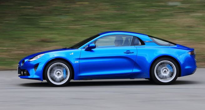 Alpine A110 moderne roulant de profil, coupé sportif français au design épuré