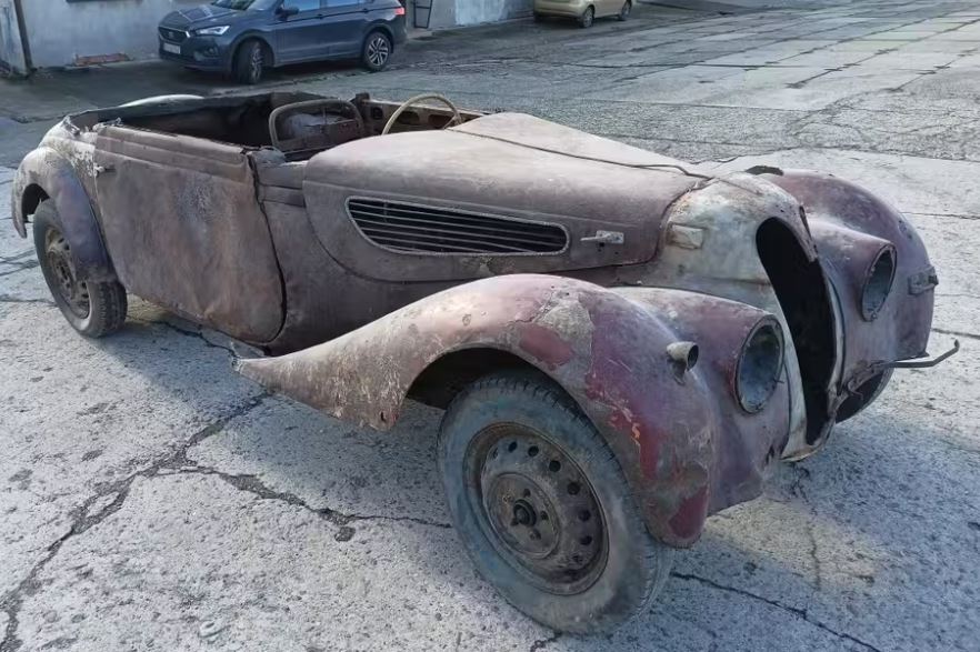 Sorties de grange BMW 327 cabriolet 1938, voiture ancienne authentique retrouvée, annonce prix collection