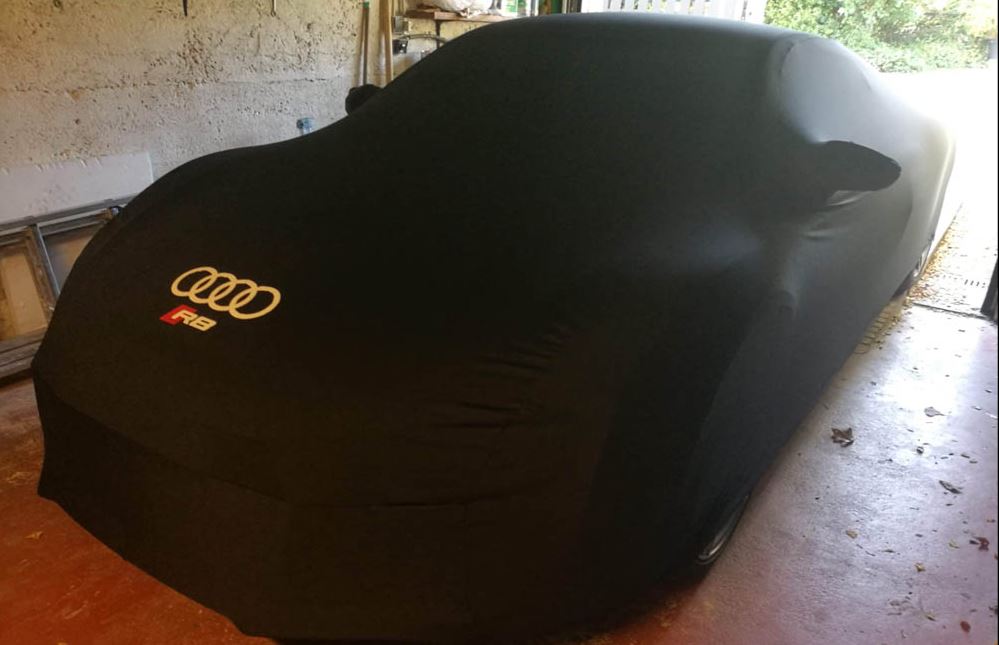 Chargeur d'entretien voiture sous bâche