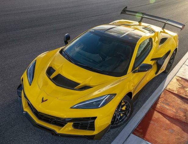 Chevrolet Corvette C8 ZR1 jaune avec imposant aileron arrière et prises d'air sur le capot, vue plongeante.