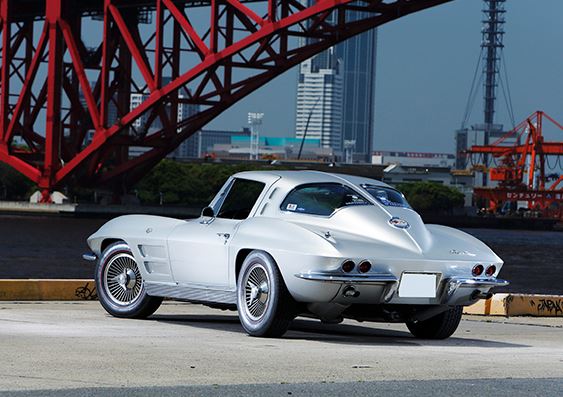 Chevrolet Corvette C2 Sting Ray coupé de 1963 à lunette arrière divisée, vue de trois quarts arrière.