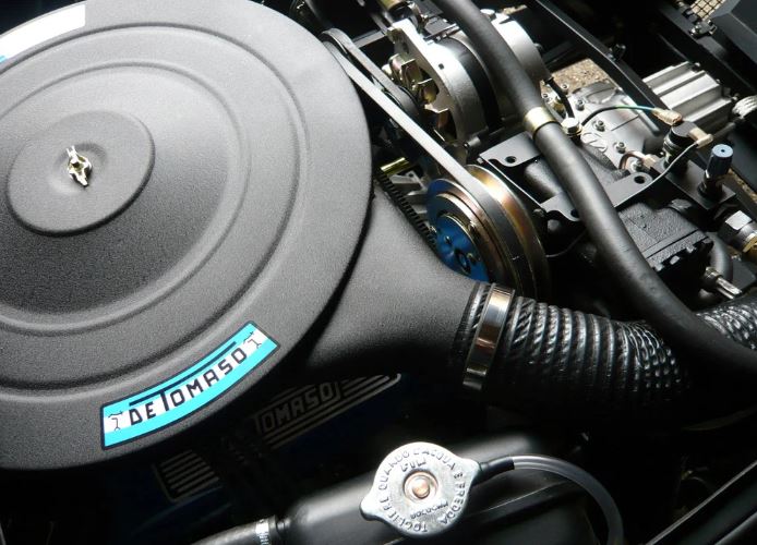 Moteur de De Tomaso Mangusta avec cache d’admission siglé De Tomaso