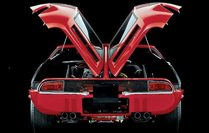 De Tomaso Mangusta rouge avec double ouverture arrière sur le compartiment moteur
