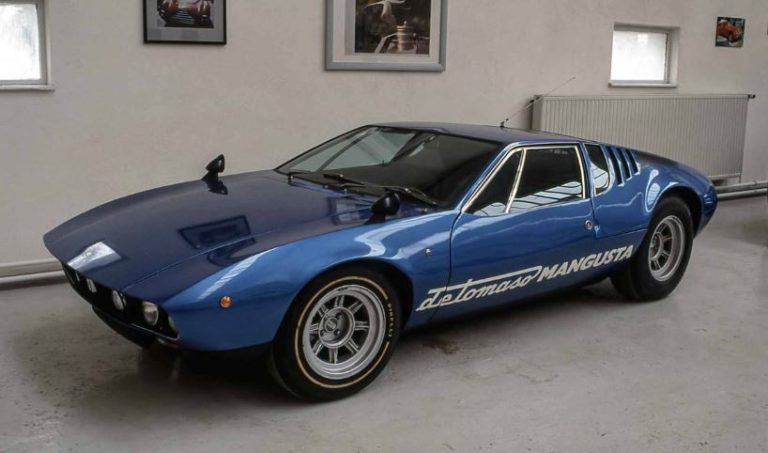De Tomaso Mangusta bleue avec marquage latéral De Tomaso Mangusta vue avant trois-quarts