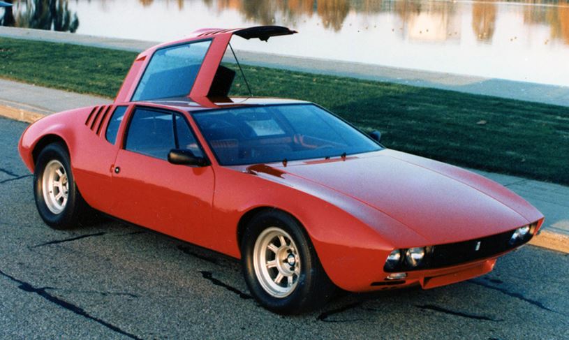 De Tomaso Mangusta rouge avec ouverture arrière asymétrique vue avant trois-quarts